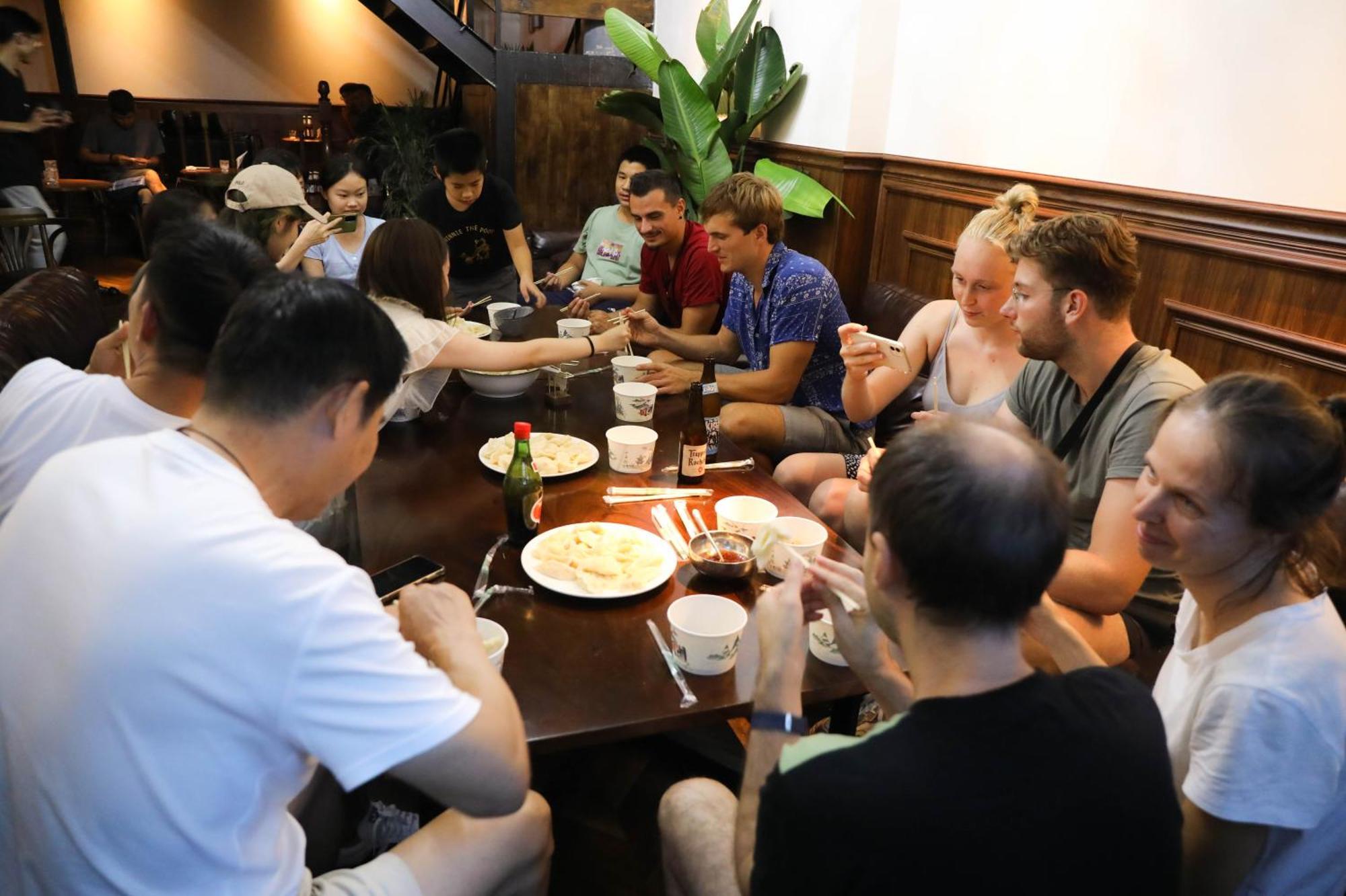 Sonderia Lazybones Hostel- Wenshu Temple Side, Chill Hostel With All-Day Brunch, Travel Agency In English & Local Bar Vibes تشنجدو المظهر الخارجي الصورة