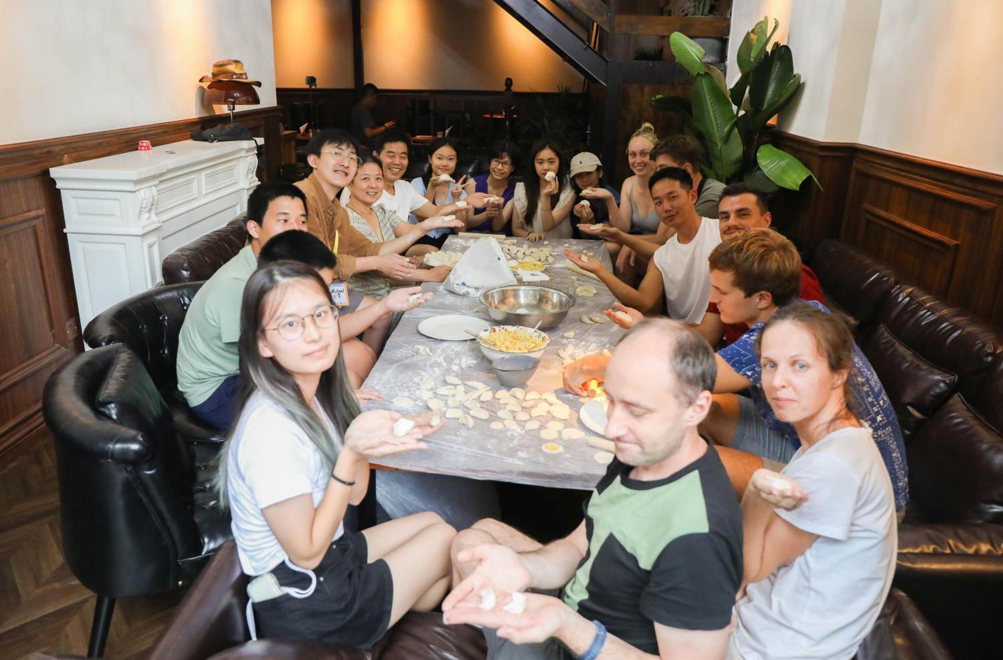 Sonderia Lazybones Hostel- Wenshu Temple Side, Chill Hostel With All-Day Brunch, Travel Agency In English & Local Bar Vibes تشنجدو المظهر الخارجي الصورة
