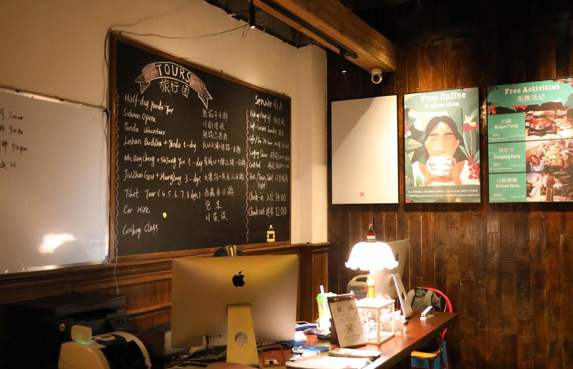Sonderia Lazybones Hostel- Wenshu Temple Side, Chill Hostel With All-Day Brunch, Travel Agency In English & Local Bar Vibes تشنجدو المظهر الخارجي الصورة