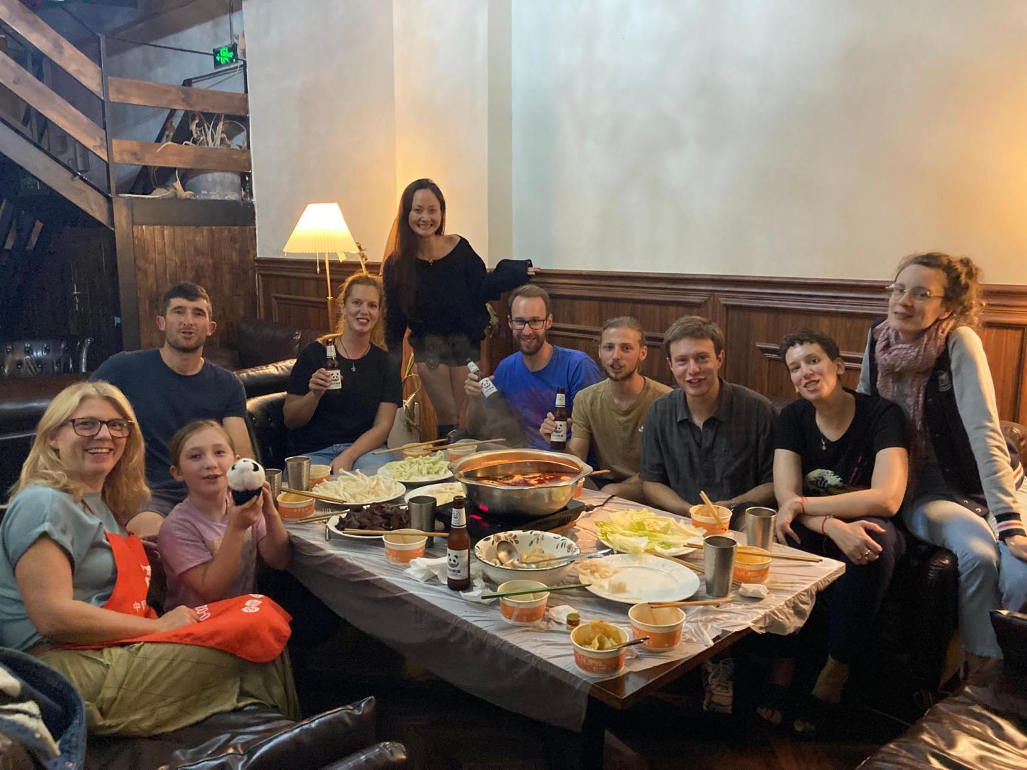Sonderia Lazybones Hostel- Wenshu Temple Side, Chill Hostel With All-Day Brunch, Travel Agency In English & Local Bar Vibes تشنجدو المظهر الخارجي الصورة